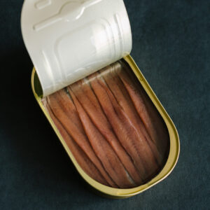 Lata abierta de anchoas Premium del Cantábrico en aceite de oliva con filetes enteros alineados artesanalmente.