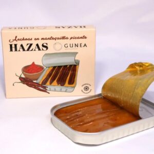 Anchoas del Cantábrico en mantequilla picante Hazas presentadas en lata abierta, producto gourmet refrigerado