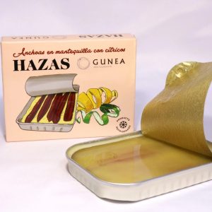 Anchoas en mantequilla de cítricos Hazas 85 g con lata abierta y mantequilla infusionada con limón y naranja