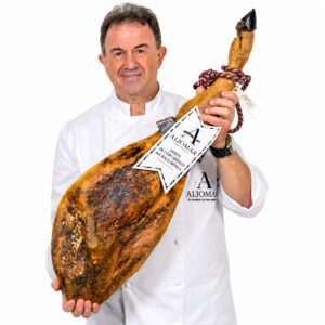 Chef sosteniendo Jamón de Cebo Ibérico 50% Raza Ibérica Aljomar 8 kg pieza entera