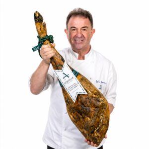 Chef sosteniendo Jamón de Cebo de Campo Ibérico 50% Raza Ibérica Aljomar 8 kg pieza entera