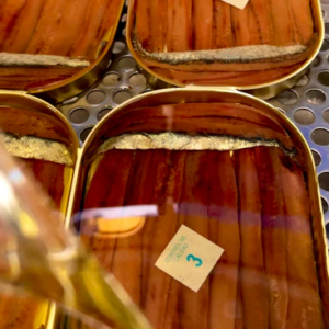 Proceso artesanal de anchoa del Cantábrico con piel hansa Serie Limitada Conservas Lavín 114 g en aceite de oliva