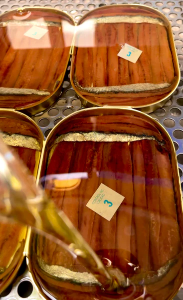 Anchoa del Cantábrico con piel hansa · Elaboración artesanal · Lavín Proceso artesanal de anchoa del Cantábrico con piel hansa Serie Limitada Conservas Lavín 114 g en aceite de oliva