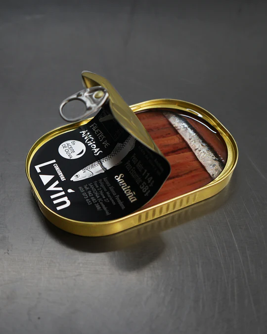 Anchoa del Cantábrico con piel hansa · Serie Limitada · Lavín Anchoa del Cantábrico con piel hansa Serie Limitada Conservas Lavín 114 g abierta en aceite de oliva