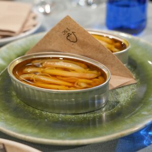 Navajas de las Islas Cíes en aceite de oliva servidas en mesa, conserva gourmet gallega