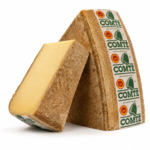 Queso Comté 24 meses AOC en cuña con etiqueta oficial sobre fondo blanco