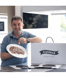 Presentación de jamón loncheado Aljomar en plato junto a estuche premium