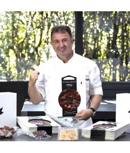Presentación de jamón de bellota 100% ibérico Aljomar con estuche y sobres loncheados