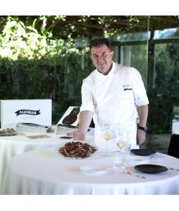 Presentación profesional de jamón de bellota 100% ibérico Aljomar en mesa gourmet