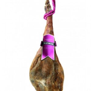 Jamón curado reserva Aljomar pieza entera sobre fondo blanco