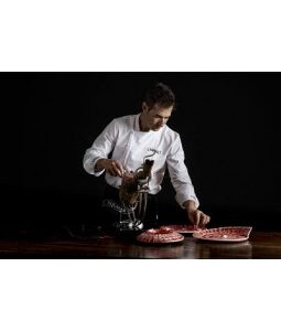 Corte a cuchillo de jamón ibérico Aljomar por maestro cortador en servicio