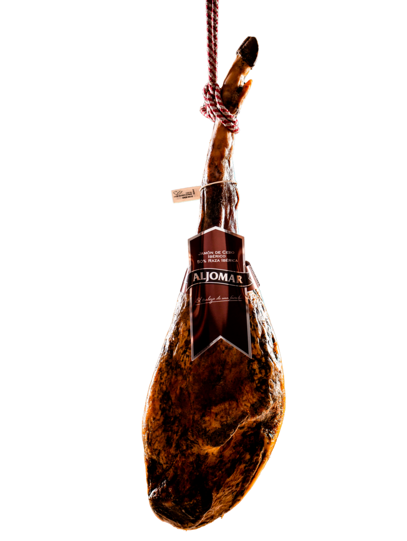 Jamón Ibérico de Cebo 50% Raza Ibérica Aljomar – Pieza Entera Jamón ibérico de cebo 50% raza ibérica Aljomar pieza entera sobre fondo negro