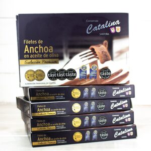 Pack promocional de filetes de anchoa en aceite de oliva Conservas Catalina, selección premium del Cantábrico
