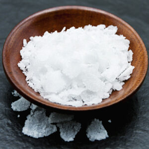 flor de sal en escamas de añana en cuenco escamas blancas sal artesanal española