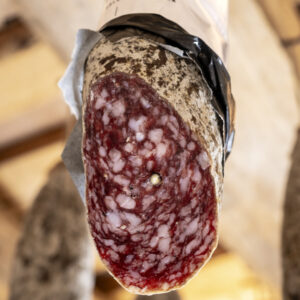 Corte de fuet Gran Luxe Extra Casa Riera Ordeix, embutido artesanal curado en bodega tradicional de Vic