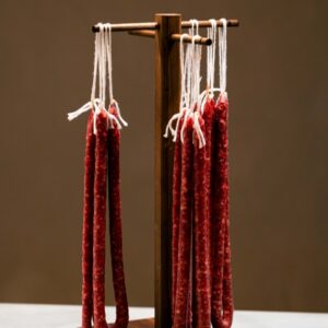 Fuet secallona Casa Riera Ordeix colgado en secadero artesanal longaniza catalana tradicional