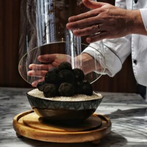 Trufa negra fresca presentada bajo campana de cristal para fuet trufado Casa Riera Ordeix