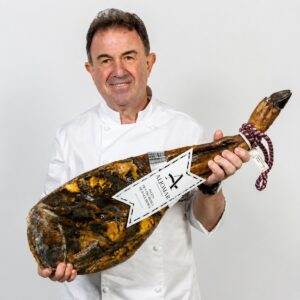 Chef sosteniendo Paleta de Cebo Ibérica 50% Raza Ibérica Aljomar 5 kg pieza entera