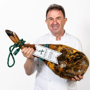 Chef sosteniendo Paleta de Cebo de Campo Ibérica 50% Raza Ibérica Aljomar 5 kg pieza entera