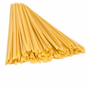 Linguine Oro Verrigni en pasta larga sobre fondo blanco