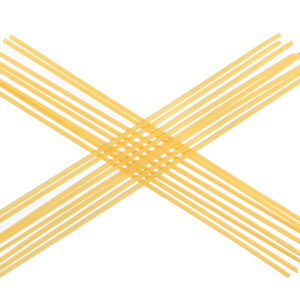 Pasta linguine oro Verrigni en crudo dispuesta en cruz sobre fondo blanco