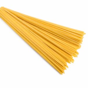 Linguine Oro Verrigni en formato largo sobre fondo blanco