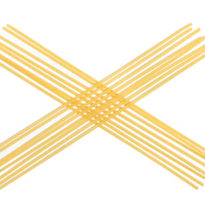 Pasta linguine oro Verrigni en crudo dispuesta en cruz sobre fondo blanco