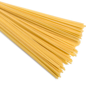 Pasta linguine oro Verrigni en crudo detalle de textura y corte sobre fondo blanco