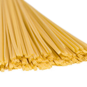 Pasta linguine oro Verrigni en crudo vista frontal del corte y sección uniforme