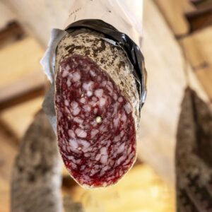 Corte de fuet Gran Luxe Extra Casa Riera Ordeix, embutido artesanal curado en bodega tradicional de Vic