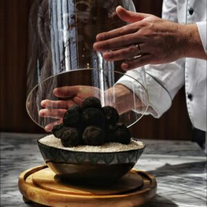 Trufa negra fresca presentada bajo campana de cristal para fuet trufado Casa Riera Ordeix