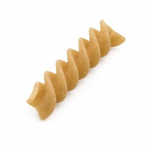 Fusilli integral sin gluten Maidea sin envase sobre fondo blanco