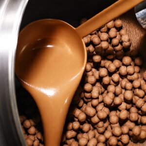 Gianduja BUBÓ Barcelona 190 g en proceso de elaboración con crema de chocolate y avellana