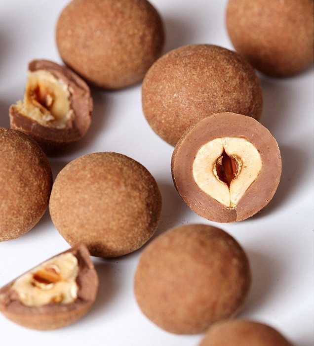 Gianduja BUBÓ Barcelona · Corte Interior Avellana Detalle gianduja BUBÓ Barcelona avellana entera recubierta de chocolate con leche