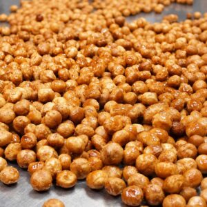 Nueces de macadamia BUBÓ Barcelona caramelizadas en proceso de elaboración
