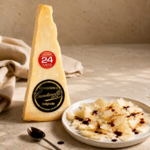 Parmigiano Reggiano DOP 24 meses Cantarelli en cuña con lascas de queso y vinagre balsámico