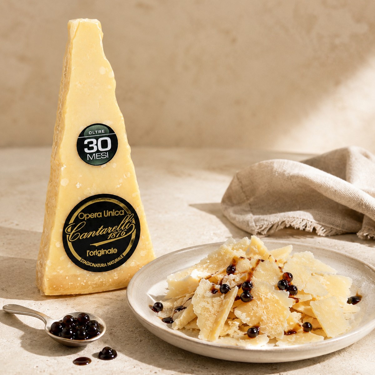 Parmigiano Reggiano DOP 30 Meses Cantarelli con perlas balsámicas Parmigiano Reggiano DOP 30 meses Cantarelli con lascas de queso y perlas de vinagre balsámico
