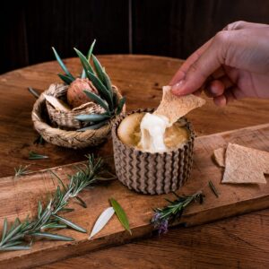Queso La Retorta Mini de Oveja Finca Pascualete servido con cracker sobre tabla de madera