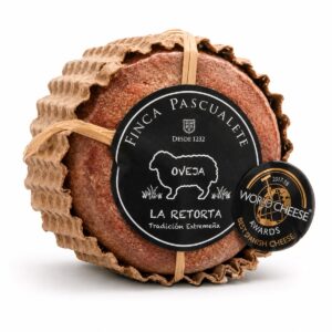 Queso La Retorta Mini de Oveja Finca Pascualete en pieza entera con envoltorio tradicional sobre fondo blanco