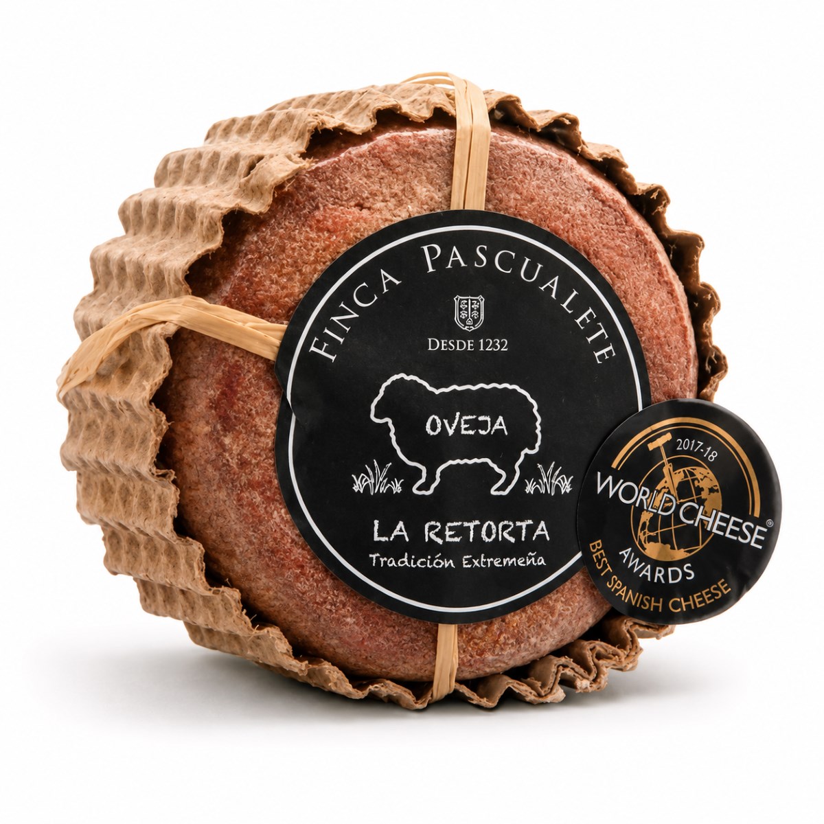 Queso La Retorta Mini de Oveja Finca Pascualete Queso La Retorta Mini de Oveja Finca Pascualete en pieza entera con envoltorio tradicional sobre fondo blanco