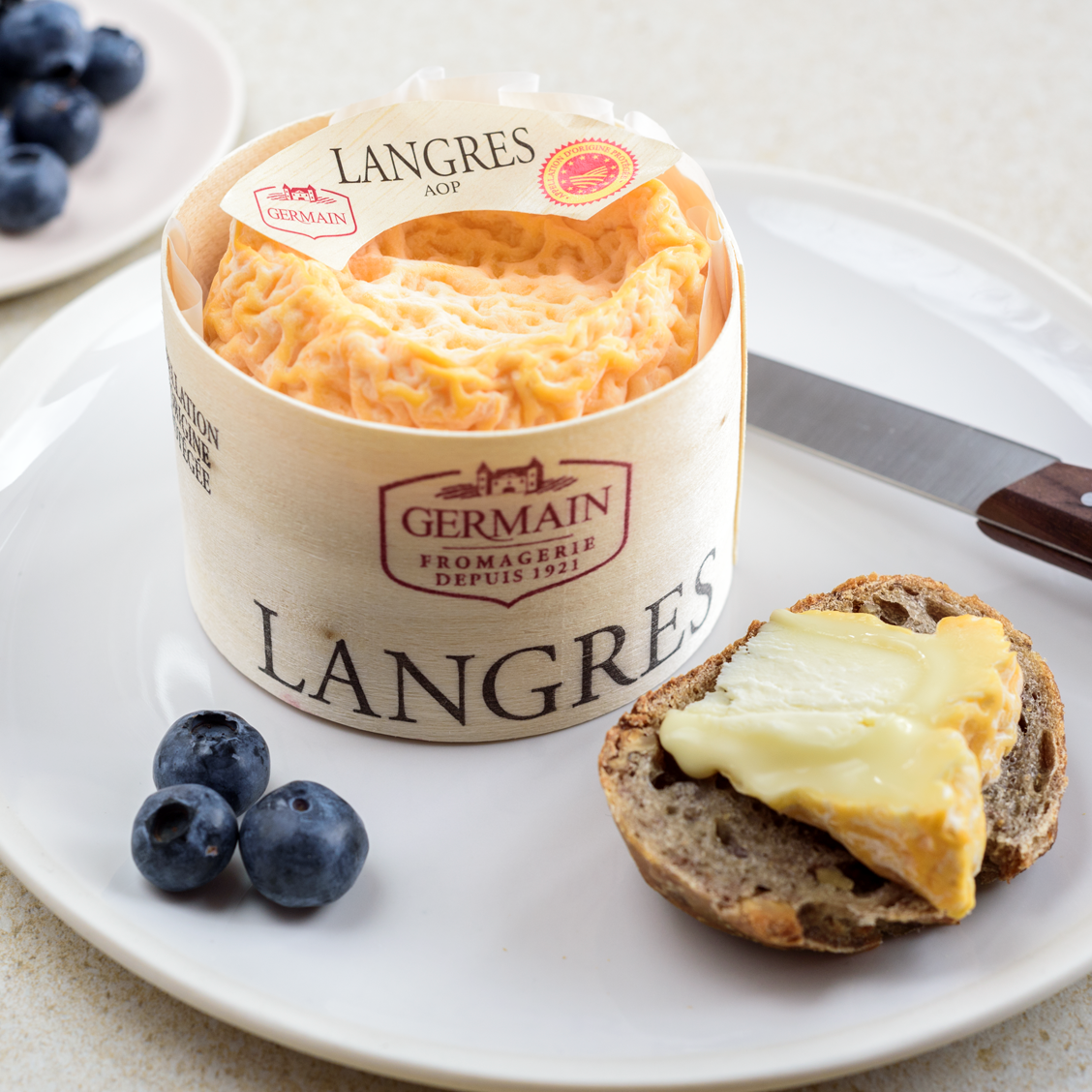 Langres AOP Germain servido en tabla gourmet Queso Langres AOP Germain