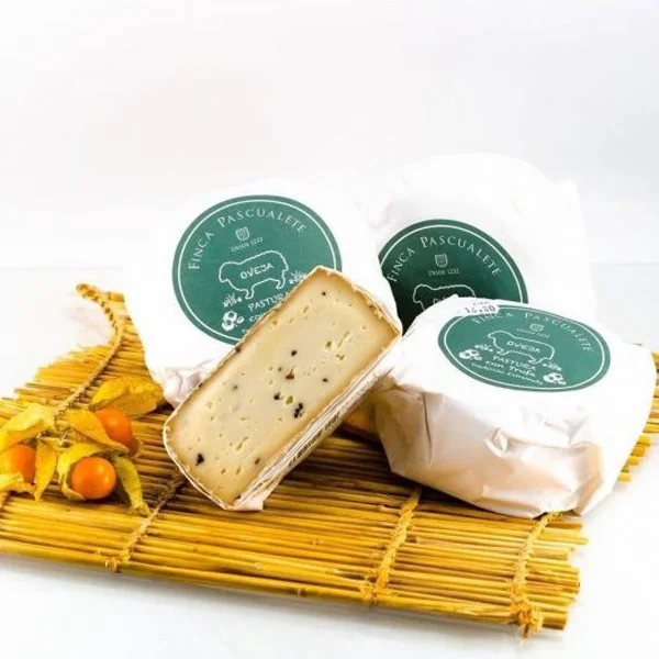 Pastura Mini 180g con Trufa · Finca Pascualete Queso de oveja con trufa Pastura Mini Finca Pascualete 180g en tabla