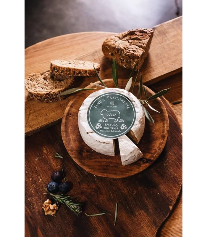 Pastura Mini con Trufa en tabla gourmet · Finca Pascualete Queso de oveja con trufa Pastura Mini Finca Pascualete en tabla rústica