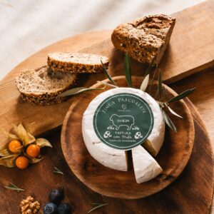 Queso de Oveja con Trufa Pastura Mini Finca Pascualete servido sobre plato de madera con pan artesano