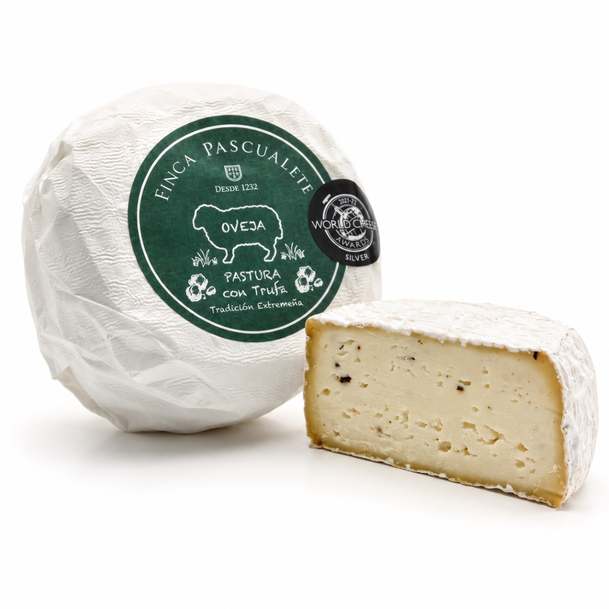 Queso de Oveja con Trufa Pastura Mini Finca Pascualete Queso de Oveja con Trufa Pastura Mini Finca Pascualete en pieza y porción cortada sobre fondo blanco