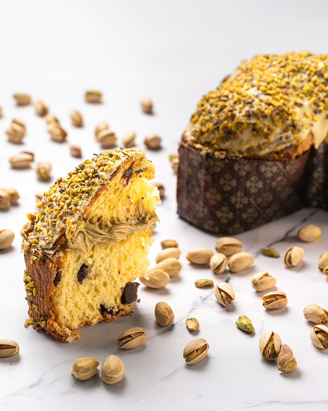 Colomba de Pascua italiana de masa esponjosa con pistacho y cobertura artesanal