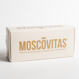 Imagen principal de las Moscovitas de Almendra con Chocolate Blanco 160 g. Finas pastas artesanas elaboradas con almendra seleccionada y recubiertas con suave chocolate blanco. Textura crujiente, sabor delicado y perfil más dulce y cremoso. Presentación elegante, ideal para regalo gourmet o acompañar café y vino espumoso.