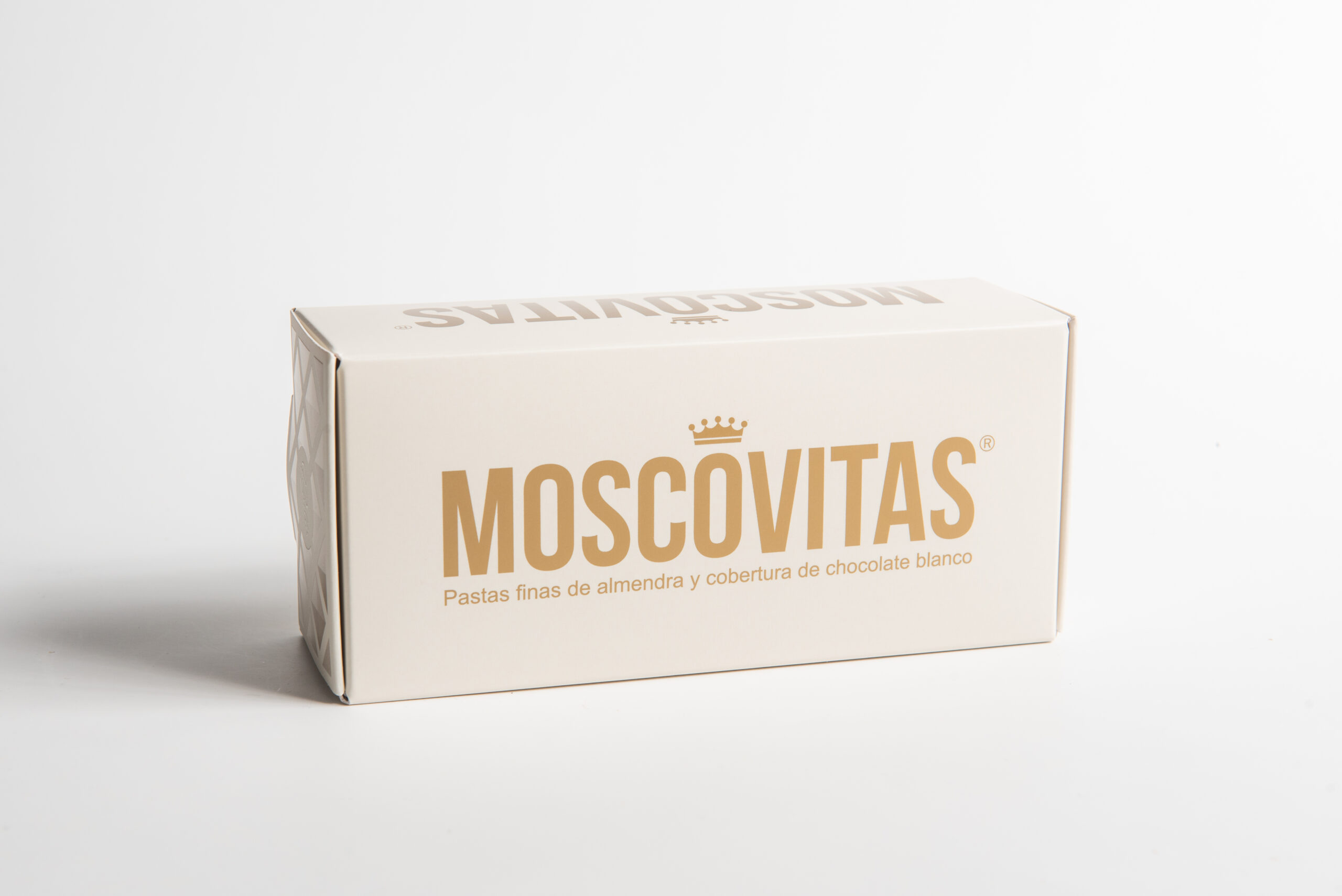 Estuche Moscovitas Chocolate Blanco 160 g · Presentación Premium Imagen principal de las Moscovitas de Almendra con Chocolate Blanco 160 g. Finas pastas artesanas elaboradas con almendra seleccionada y recubiertas con suave chocolate blanco. Textura crujiente, sabor delicado y perfil más dulce y cremoso. Presentación elegante, ideal para regalo gourmet o acompañar café y vino espumoso.