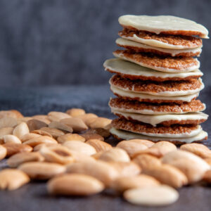 Detalle moscovitas de almendra con chocolate blanco y almendra natural