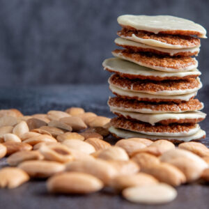 Detalle moscovitas de almendra con chocolate blanco y almendra natural